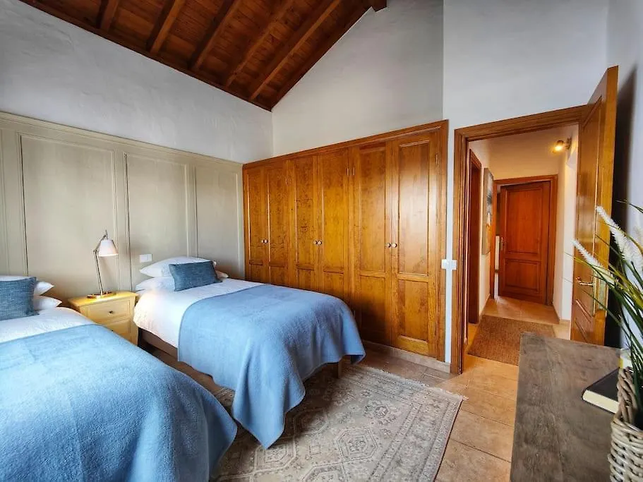 No 2. Stunning 4-Bedroom Villa With Large Pool La Oliva