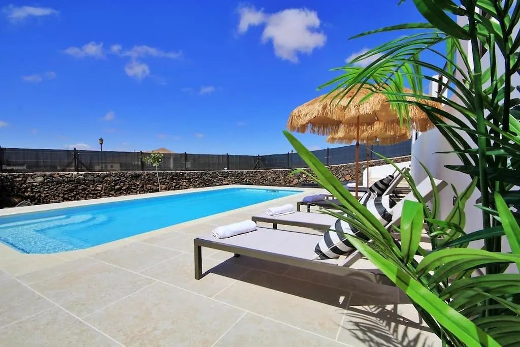 No 2. Stunning 4-Bedroom Villa With Large Pool La Oliva 0*,